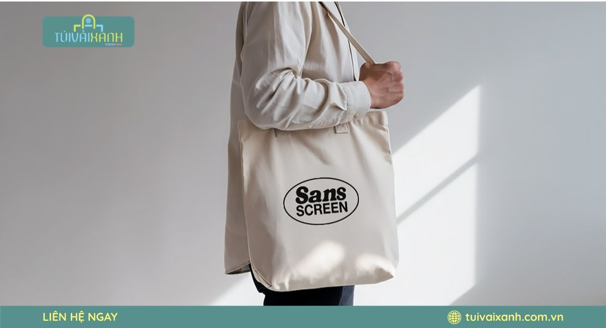 Mẫu túi vải canvas nam in logo theo yêu cầu giúp thương hiệu trở nên chuyên nghiệp và nổi bật hơn.