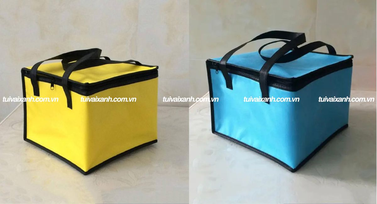 Túi giữ nhiệt giao hàng có quai xách.