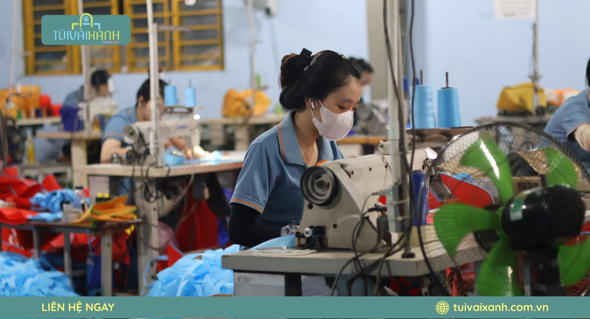 In túi vải không dệt gấp ví theo yêu cầu số lượng lớn, hỗ trợ thiết kế miễn phí tại Túi Vải Xanh.