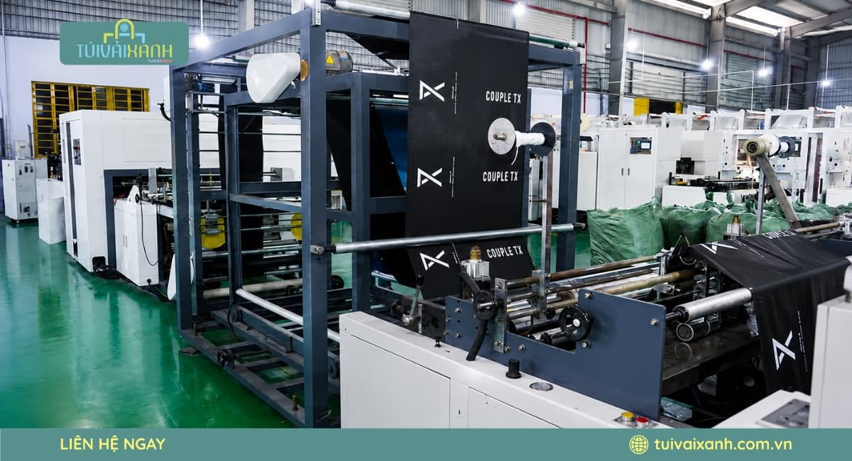 Công đoạn cắt vải tự động với máy móc hiện đại