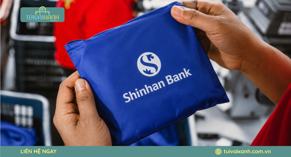 Quy trình kiểm soát chất lượng nghiêm ngặt trước khi bàn giao lô túi vải dù gấp gọn cho Shinhan Bank theo đúng tiến độ.