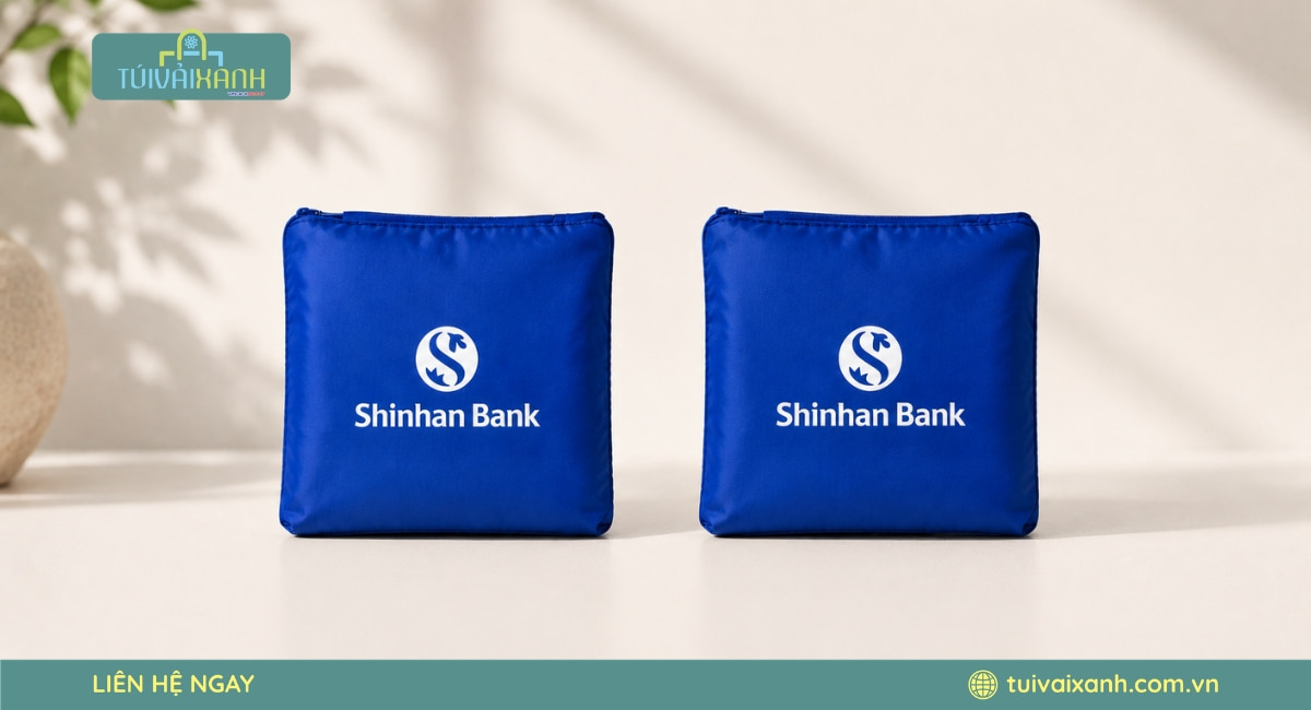Mẫu túi vải dù gấp gọn in logo Shinhan Bank nhỏ gọn, tiện lợi khi mang theo và dễ dàng cất giữ sau khi sử dụng.