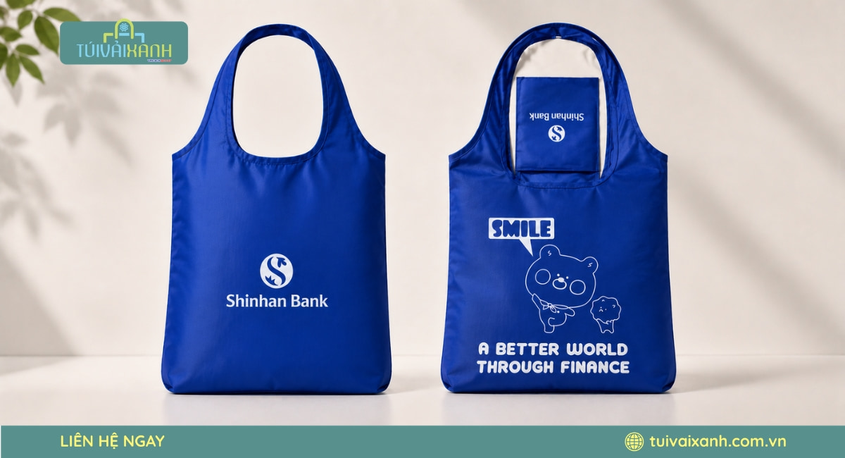 Túi vải dù Shinhan Bank khi mở ra có không gian chứa rộng rãi, phù hợp làm túi quà tặng và túi mua sắm tái sử dụng.